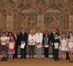Su Alteza Real la Infanta Elena junto a los galardonados de la XXIII edición del Concurso de Pintura Infantil y Juvenil de Patrimonio Nacional